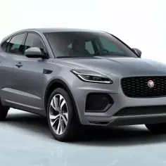 Szary samochód Jaguar E-Pace na białym tle.