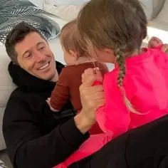 Robert Lewandowski z dwójką swoich dzieci, córką i synkiem, cieszy się chwilą spokoju w domu.