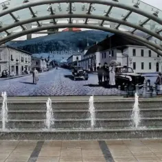 Ustroń rynek atrakcje: fontanna i mural z epoki, gdzie można poczuć klimat dawnego Ustronia.