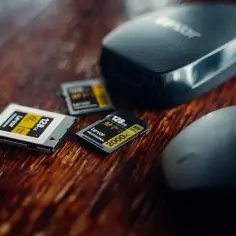 Karty pamięci Lexar Professional 128 GB i 2000x, gotowe do szybkiego zapisu danych.