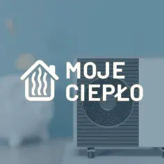 Dom z ikoną ciepła i napisem "MOJE CIEPŁO" obok pompy ciepła i skarbonki.