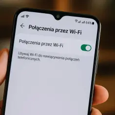 Ekran telefonu z włączoną funkcją Połączenia przez Wi-Fi.