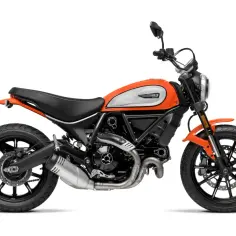 Pomarańczowy motocykl Ducati Scrambler, idealny dla dziewczyny 160 cm wzrostu. Stylowy i zwinny, gotowy na przygodę.
