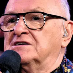 Jacek Cygan w okularach, z mikrofonem i słuchawką w uchu. Jego piosenki alfabetycznie to bogactwo polskiej muzyki.