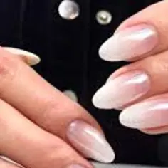 Delikatny manicure baby boomer na owalnych paznokciach. Subtelne przejście od różu do bieli, idealne na każdą okazję.