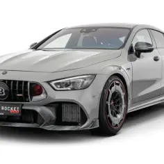 Szary Mercedes Brabus Rocket 900 z agresywnym body kitem i czerwonymi akcentami.