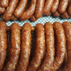 Swojska kiełbasa jak zrobić? Oto efekt domowej roboty, pachnąca i pyszna.