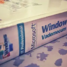 Pudełko z oprogramowaniem Windows 2000 Professional, vademecum administratora. Klasyka IT.