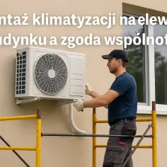 Montaż klimatyzacji na elewacji budynku. Fachowiec w rękawiczkach podłącza jednostkę zewnętrzną.