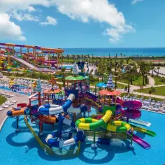 Kolorowy aquapark z mnóstwem zjeżdżalni i basenów, idealny na rodzinne wakacje. To jeden z polecanych hoteli w Turcji.