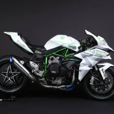 Biały Kawasaki Ninja H2R z zielonymi akcentami, gotowy do pokazania, ile koni kryje jego silnik.