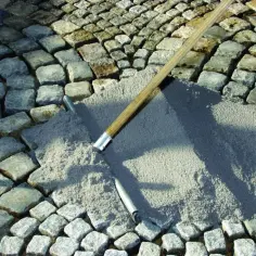 Czym wypełnić szczeliny w kostce brukowej, aby uniknąć erozji?