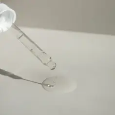 Serum z witaminą C latem: bezpieczne i korzystne dla skóry?