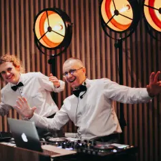 Ile kosztuje DJ na urodziny? Poznaj ceny i ukryte koszty wynajmu