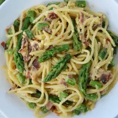 Pyszna spaghetti carbonara ze szparagami, którą musisz spróbować