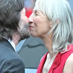 Keanu Reeves i jego żona Alexandra Grant w czułym uścisku.