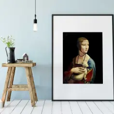 Dama z łasiczką, portret Leonarda da Vinci, w czarnej ramie na jasnoniebieskiej ścianie.