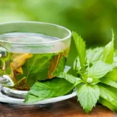 Bezpieczne herbaty dla mam karmiących. Unikaj zagrożeń dla siebie i dziecka
