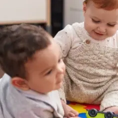 Jak dziecko odreagowuje żłobek? Poznaj emocjonalne reakcje malucha