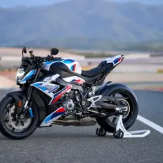 Potężny motocykl BMW M1000R na torze wyścigowym, gotowy do akcji.