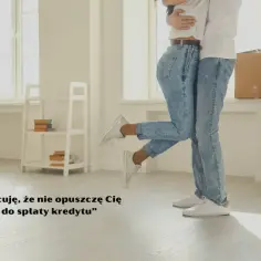 Para w objęciach w nowym mieszkaniu, otoczona kartonami. Marzenie o wspólnym domu, nawet bez ślubu, zrealizowane dzięki kredytowi.