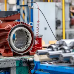 Czerwony silnik elektryczny na linii produkcyjnej, gotowy do montażu. To właśnie tutaj powstają silniki Ducar.