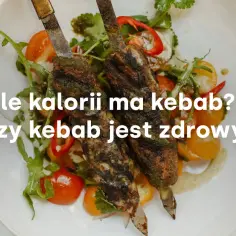 Dwa szaszłyki z mięsem i warzywami na talerzu. Tekst pyta: "Ile kalorii ma duży kebab?".