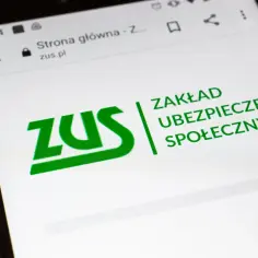 Na ekranie telefonu widoczny jest ZUS. Sprawdź, jak się dowiedzieć ile masz lat pracy, by zaplanować przyszłość.