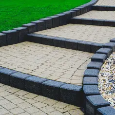 Ile kosztują schody z kostki brukowej? Sprawdź, co wpływa na cenę
