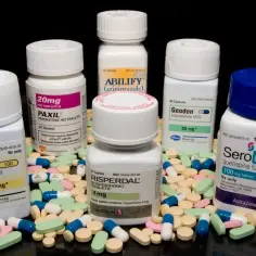 Zoloft, Paxil, Abilify, Geodon, Risperdal, Seroquel – to popularne psychotropy nazwy leków na receptę, otoczone kolorowymi tabletkami.