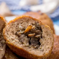 Najsmaczniejsze kotlety mielone z pieczarkami, soczyste w środku, chrupiące na zewnątrz. Idealne na obiad!