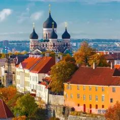 Widok na Tallin z cerkwią Aleksandra Newskiego i wieżą. W tle widać nowoczesne budynki, a na pierwszym planie kolorowe kamienice. To miasto, gdzie euro jest walutą Estonii.