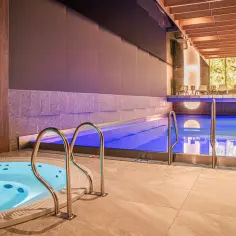 Nowoczesne centrum SPA z basenem i jacuzzi, idealne dla hoteli w Jastrzębiej Górze. Relaks i luksus czekają!