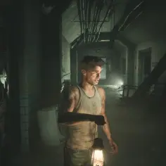 Młody mężczyzna z latarnią w mrocznym korytarzu, zastanawia się, until dawn ile godzin pozostało do świtu. Obok czaszka.