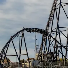 Ekstremalne zjazdy i pętle to jedne z głównych atrakcji w Energylandii. Ten rollercoaster dostarcza niezapomnianych wrażeń!