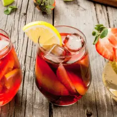 Przepisy na drinki z energetykiem, które zaskoczą twoich gości