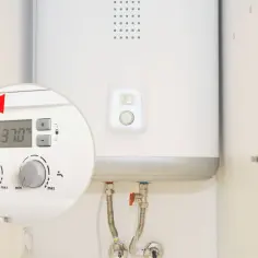 Zbliżenie na panel sterowania bojlerem elektrycznym z widoczną temperaturą 37°C.