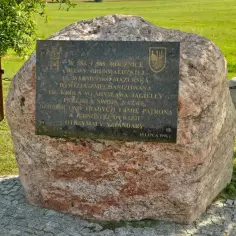 Kamień pamiątkowy upamiętniający 584. i 585. rocznicę bitwy pod Grunwaldem. Gdzie jest Grunwald? Tu, gdzie tradycja i historia żyją.