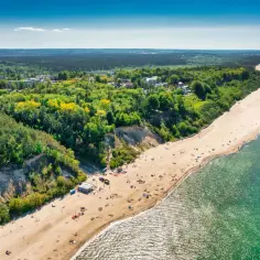Piękna plaża i klify w Jastrzębiej Górze zachęcają do wypoczynku. Zobacz, co zwiedzać w Jastrzębiej Górze i okolicach!