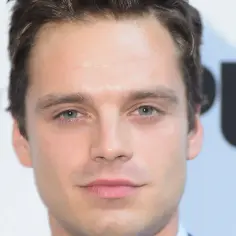 Sebastian Stan, znany z wielu filmów i seriali, na zbliżeniu twarzy.