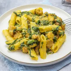Makaron penne z kurczakiem i szpinakiem w sosie śmietanowym – szybki przepis na pyszny obiad