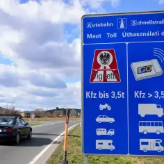 Znak drogowy w Austrii informuje o opłatach za autostrady i drogi szybkiego ruchu. Winieta to forma płatności, a jej cena zależy od typu pojazdu, co jest kluczowe dla podróżujących, którzy chcą uniknąć mandatów.