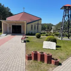 Kaplica Zmartwychwstania Pańskiego w Tupadłach, znana jako Jastrzębia Góra kościół, otoczona jest zielenią i cmentarzem.