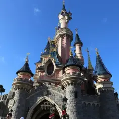Zamek w Disneyland Paris, marzenie o magicznej przygodzie. Bilety do Disneyland Paris czekają!