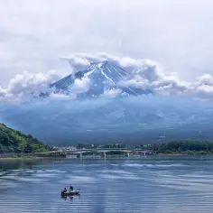Góra Fudżi nad jeziorem, most i łódka. Zastanawiasz się, ile trwa lot do Japonii z Katowic?