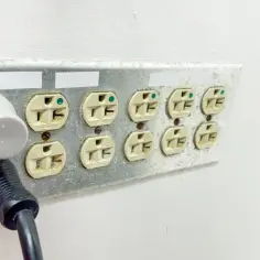 Wtyczki w starej instalacji. Dowiedz się, jak podłączyć gniazdko w starej instalacji, aby zapewnić bezpieczeństwo i funkcjonalność.