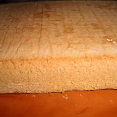 Puszysty biszkopt na dużą blachę, idealny do tortów i deserów. Przepis na puszysty biszkopt na dużą blachę.