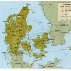 Mapa Danii pokazuje, że kraj ten ma dostęp do morza z każdej strony, otoczony przez Morze Północne, Skagerrak, Kattegat i Morze Bałtyckie.