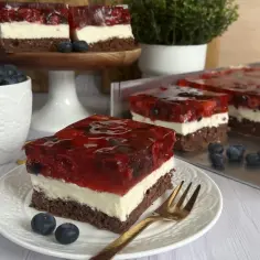 Pyszny biszkopt z galaretką bez kremu, z owocami leśnymi. Idealny deser na lato.
