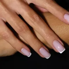 Dłonie z idealnym, letni french manicure. Delikatny róż i biel podkreślają elegancję.